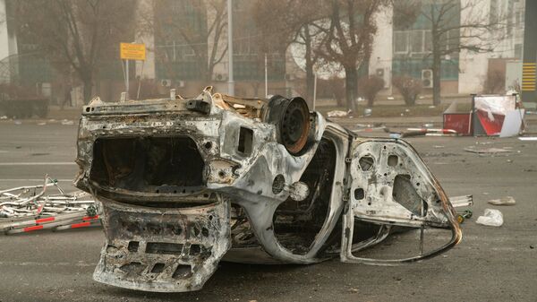 Сгоревший автомобиль на площади возле административного квартала в центре Алматы - Sputnik Таджикистан