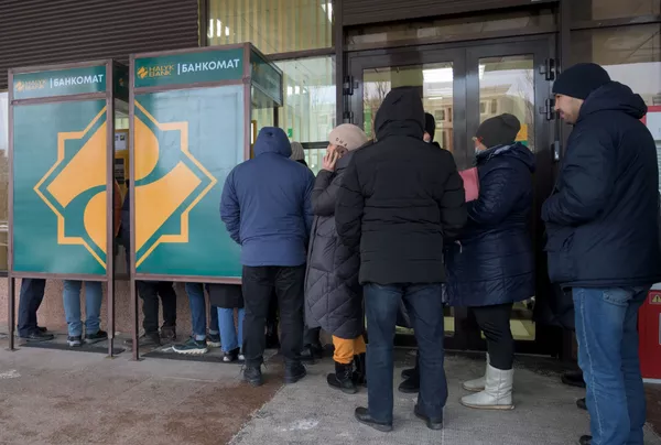 Тазоҳурот дар Қазоқистон боиси навбатпоӣ дар назди банкоматҳо ва воҳима дар миёни сокинони маҳаллӣ шуд. Тазоҳурот дар Қазоқистон боиси навбатпоӣ дар назди банкоматҳо ва воҳима дар миёни сокинони маҳаллӣ шуд. - Sputnik Тоҷикистон