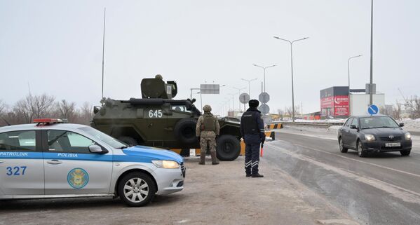 Сотрудники полиции и военнослужащие дежурят на одной из улиц в Нур-Султане.  - Sputnik Таджикистан