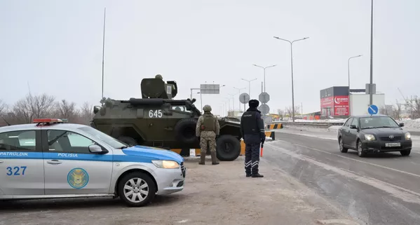 Кормандони пулис ва низомиён дар яке аз кӯчаи Нурсултон навбатдорӣ мекунанд. - Sputnik Тоҷикистон