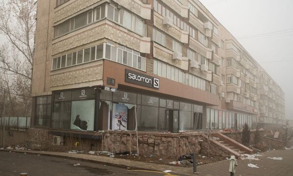 Разграбленный магазин в центре Алматы, где ранее вспыхнули массовые беспорядки среди населения. - Sputnik Таджикистан