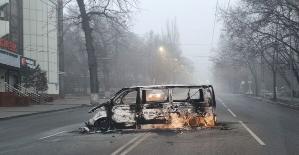 Автомобиль, подожженный  на одной из дорог Алматы после митингов из-за цен на топливо. - Sputnik Таджикистан
