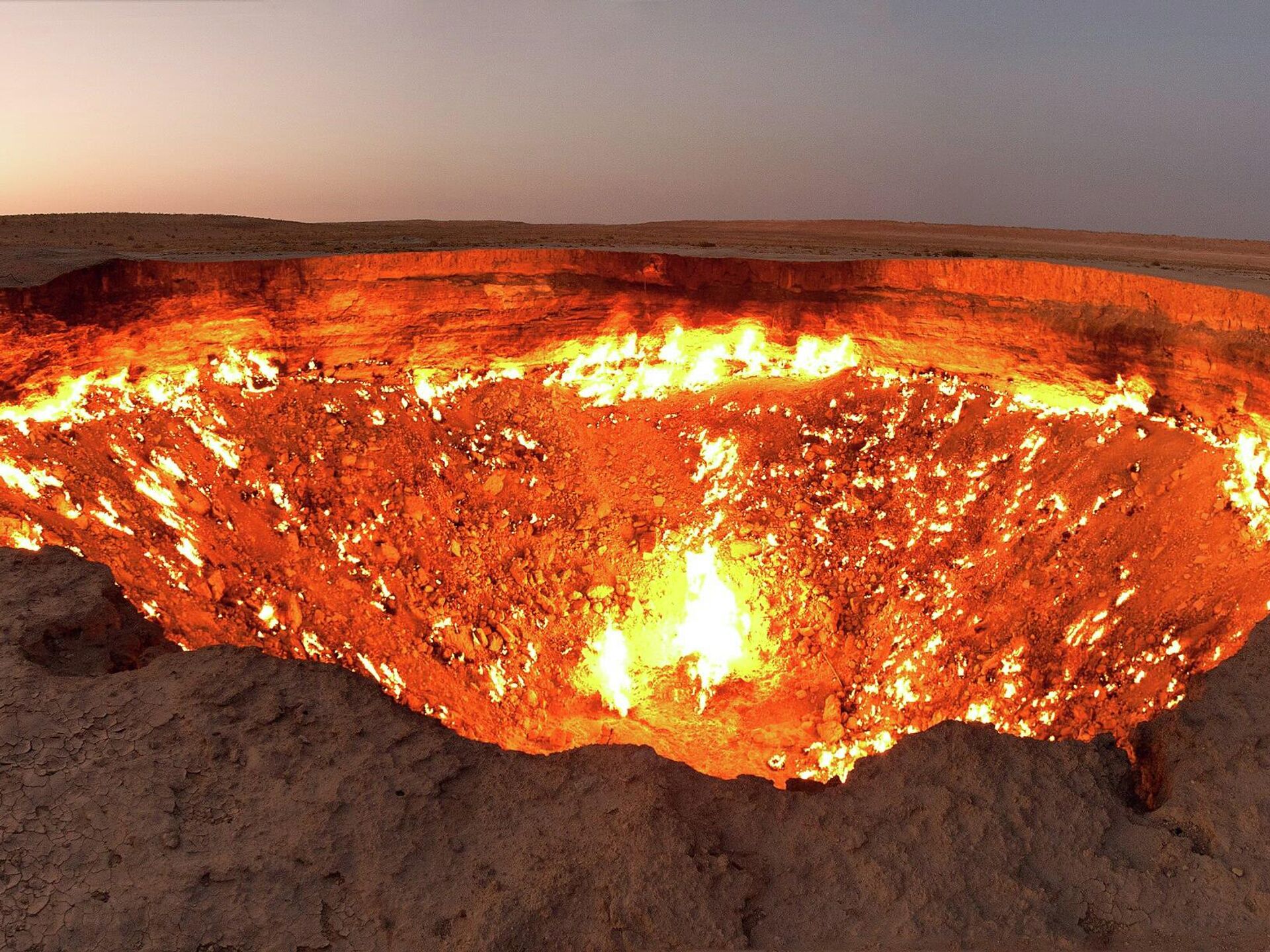 Провалиться в тартарары. Туркмения кратер Дарваза. Кратер Дарваза в Туркменистане. "Врата ада" (Дарваза), Туркменистан. Газовый кратер врата ада.