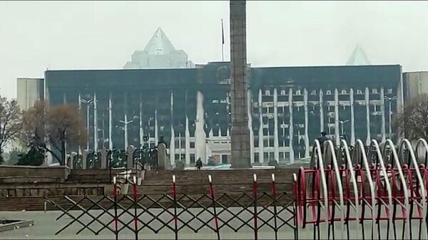 Алматы сейчас: сожженые автобусы, сгоревшее здание администрации, пустые улицы - Sputnik Таджикистан