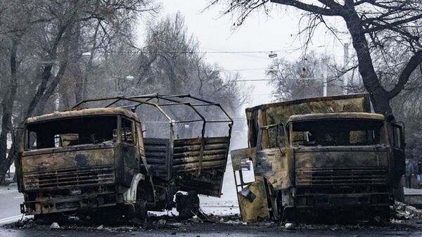 Сожженные грузовые автомобили на улице в Алматы - Sputnik Тоҷикистон