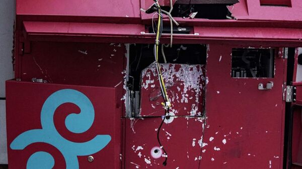 Банкомат, разграбленный мародерами в ходе беспорядков на улице в Алма-Ате - Sputnik Тоҷикистон