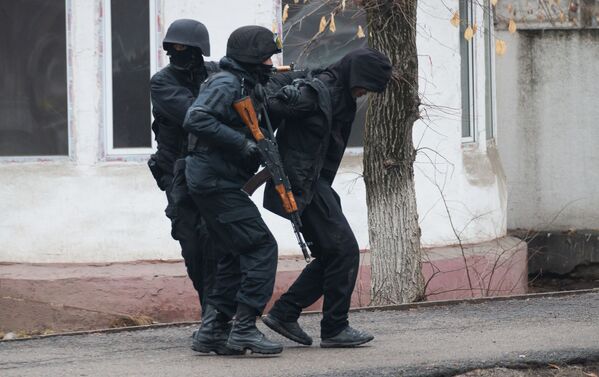 Полицейские задерживают мужчину на улице Байтурсынова в Алматы.  - Sputnik Таджикистан