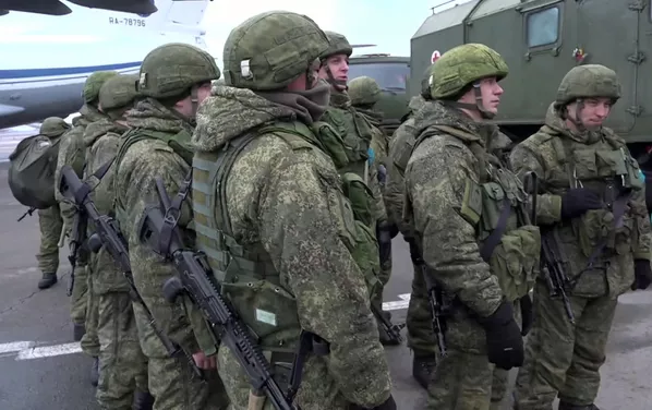 Сарбозони Русия - нерӯҳои посдори сулҳи СААД  дар фурудгоҳи Алмаато.  - Sputnik Тоҷикистон