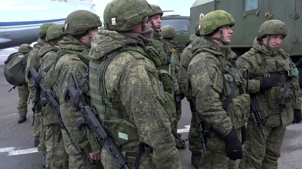 Личный состав из состава российского контингента миротворческих сил ОДКБ на аэродроме в Алма-Ате - Sputnik Таджикистан