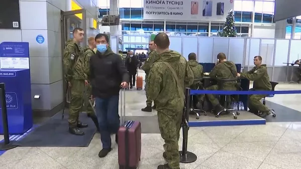 Ҳарбиёни Русия, нерӯҳои посдори сулҳи СААД дар фурудгоҳи Алмаато. Ҳарбиёни Русия, нерӯҳои посдори сулҳи СААД дар фурудгоҳи Алмаато. - Sputnik Тоҷикистон