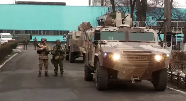 Ходмони ҳарбии Русия дар доираи нерӯҳои посдори сулҳи СААД дар фурудгоҳи Алмаато. Ходмони ҳарбии Русия дар доираи нерӯҳои посдори сулҳи СААД дар фурудгоҳи Алмаато. - Sputnik Тоҷикистон