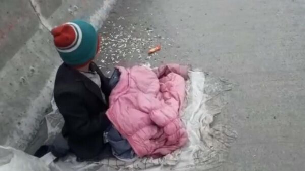 Афганские дети попрошайничают на улицах провинции Бадахшан - Sputnik Тоҷикистон