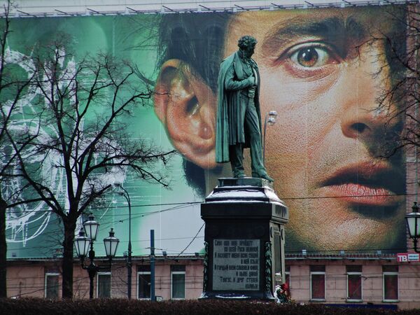 Памятник А. С. Пушкину на фоне рекламного плаката фильма &quot;Дневной дозор&quot;. - Sputnik Таджикистан