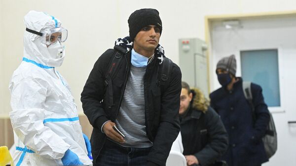 Сотрудники санитарной службы с пассажирами - Sputnik Таджикистан