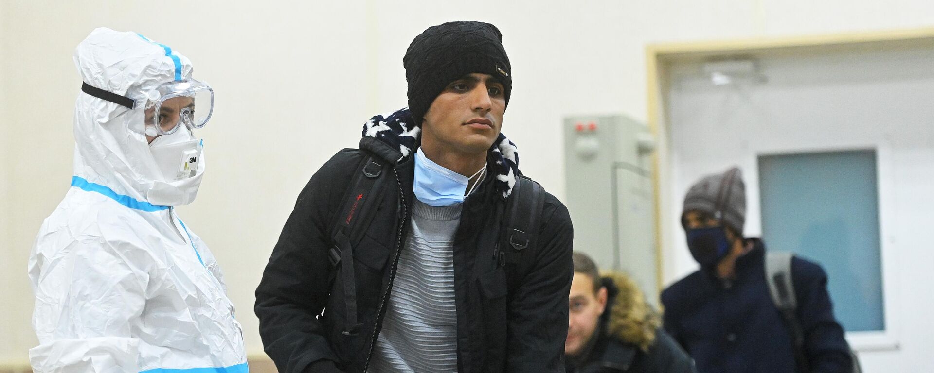 Сотрудники санитарной службы с пассажирами - Sputnik Таджикистан, 1920, 08.01.2026