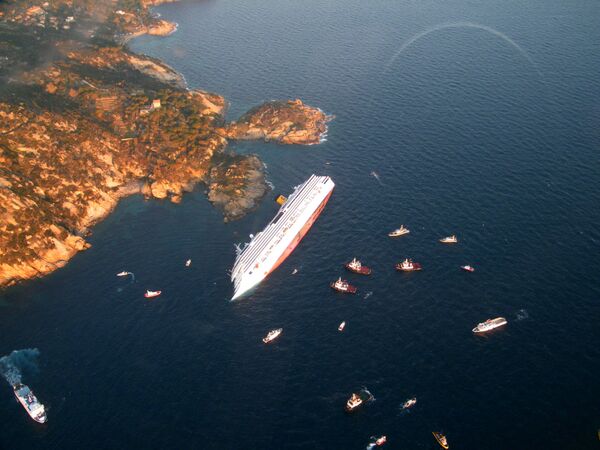 Крупнейший в Европе круизный лайнер Costa Concordia лег на бок в результате столкновения с рифом. - Sputnik Таджикистан