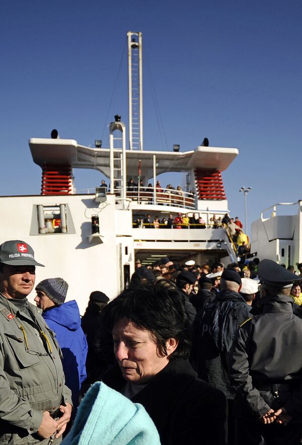 Пассажиры Costa Concordia прибывают в Порто-Санто-Стефано 14 января 2012 года после эвакуации с круизного лайнера. - Sputnik Таджикистан