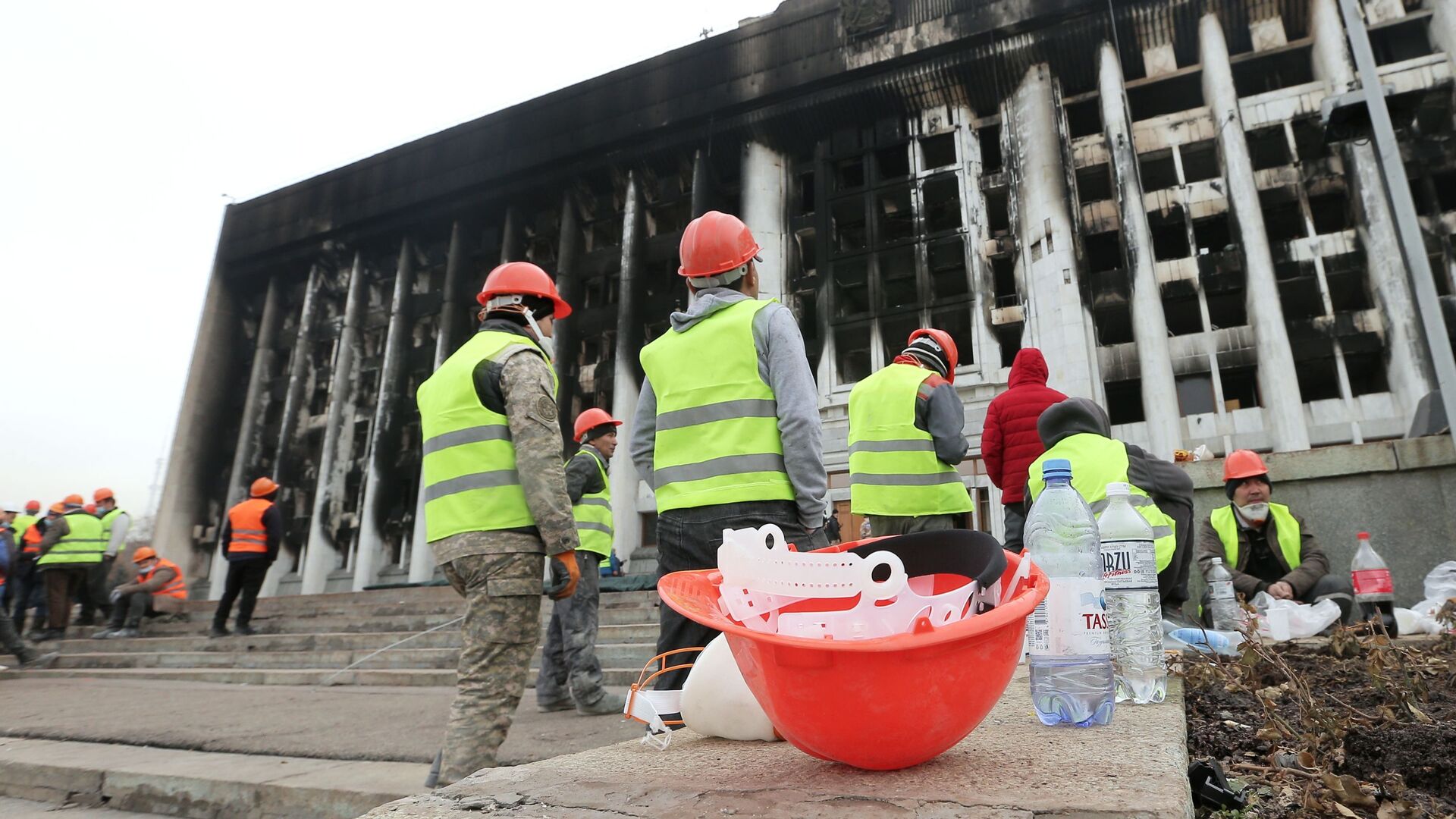 Рабочие во время восстановительных работ пострадавшего от пожара здания Акимата в Алма-Ате - Sputnik Таджикистан, 1920, 22.01.2022