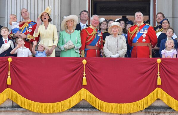 Члены британской королевской семьи на балконе Букингемского дворца наблюдают парад ВВС в Лондоне. - Sputnik Таджикистан