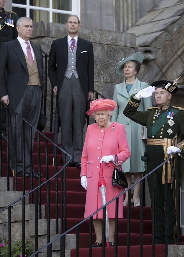 Королева Великобритании Елизавета II с детьми: принцем Эндрю, принцем Эдуардом и принцессой Анной на садовой вечеринке во дворце Холирудхаус в Эдинбурге. - Sputnik Таджикистан