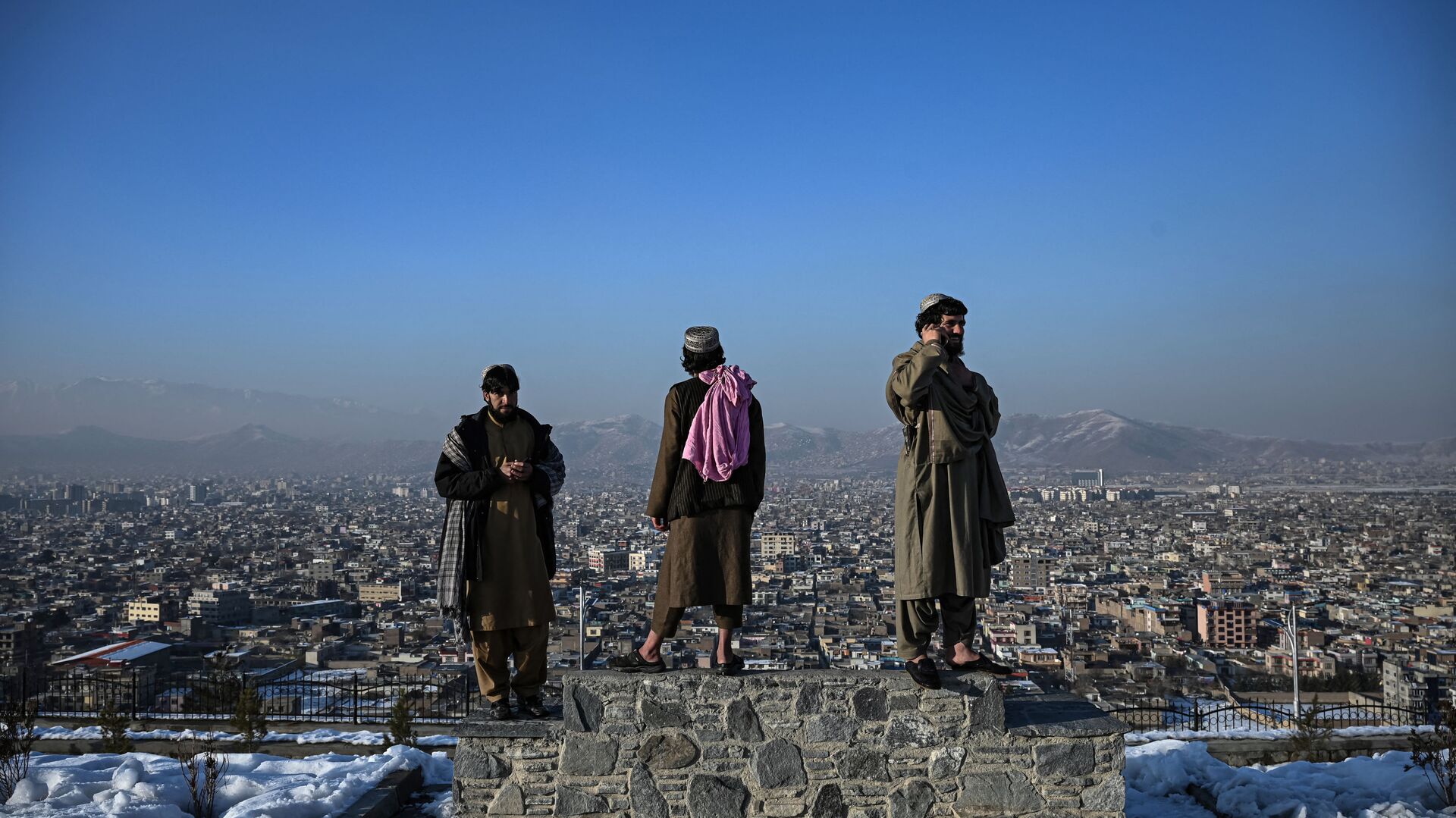 Члены движения Талибан стоят на холме Вазир Акбар Хан в Кабуле - Sputnik Таджикистан, 1920, 21.04.2022