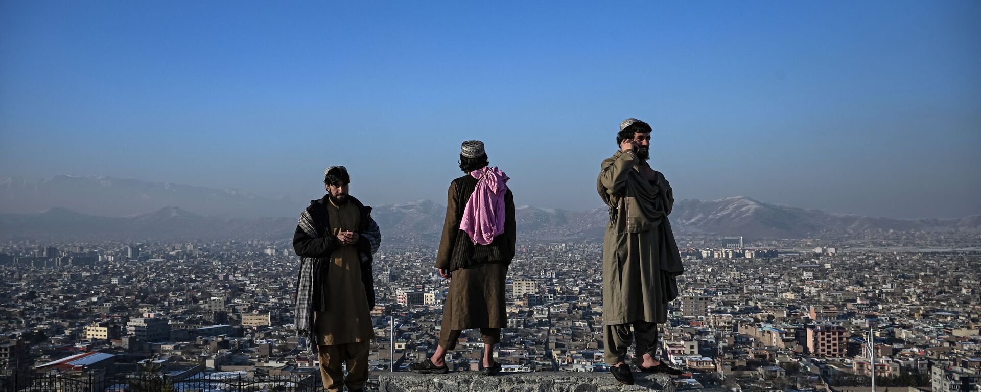 Члены движения Талибан стоят на холме Вазир Акбар Хан в Кабуле - Sputnik Тоҷикистон, 1920, 07.11.2022
