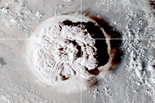 Извержение подводного вулкана у берегов Тонги на спутниковом снимке. - Sputnik Таджикистан