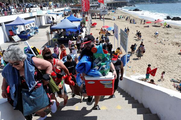 Люди эвакуируются с пляжа в Чили после предупреждения о цунами. - Sputnik Таджикистан
