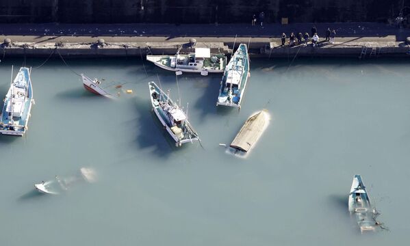 Опрокинутые лодки в японском Мурото, расположенном в южной части Тихого океана. - Sputnik Таджикистан