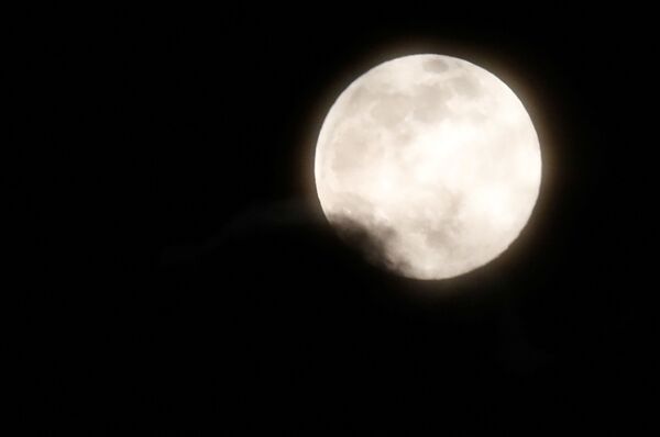 Волчья луна восходит над Тираной (Албания). - Sputnik Таджикистан