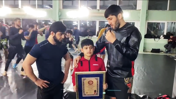  Мальчик из Таджикистана поставил мировой рекорд - Sputnik Тоҷикистон