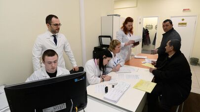 Мигранты на медобследовании 