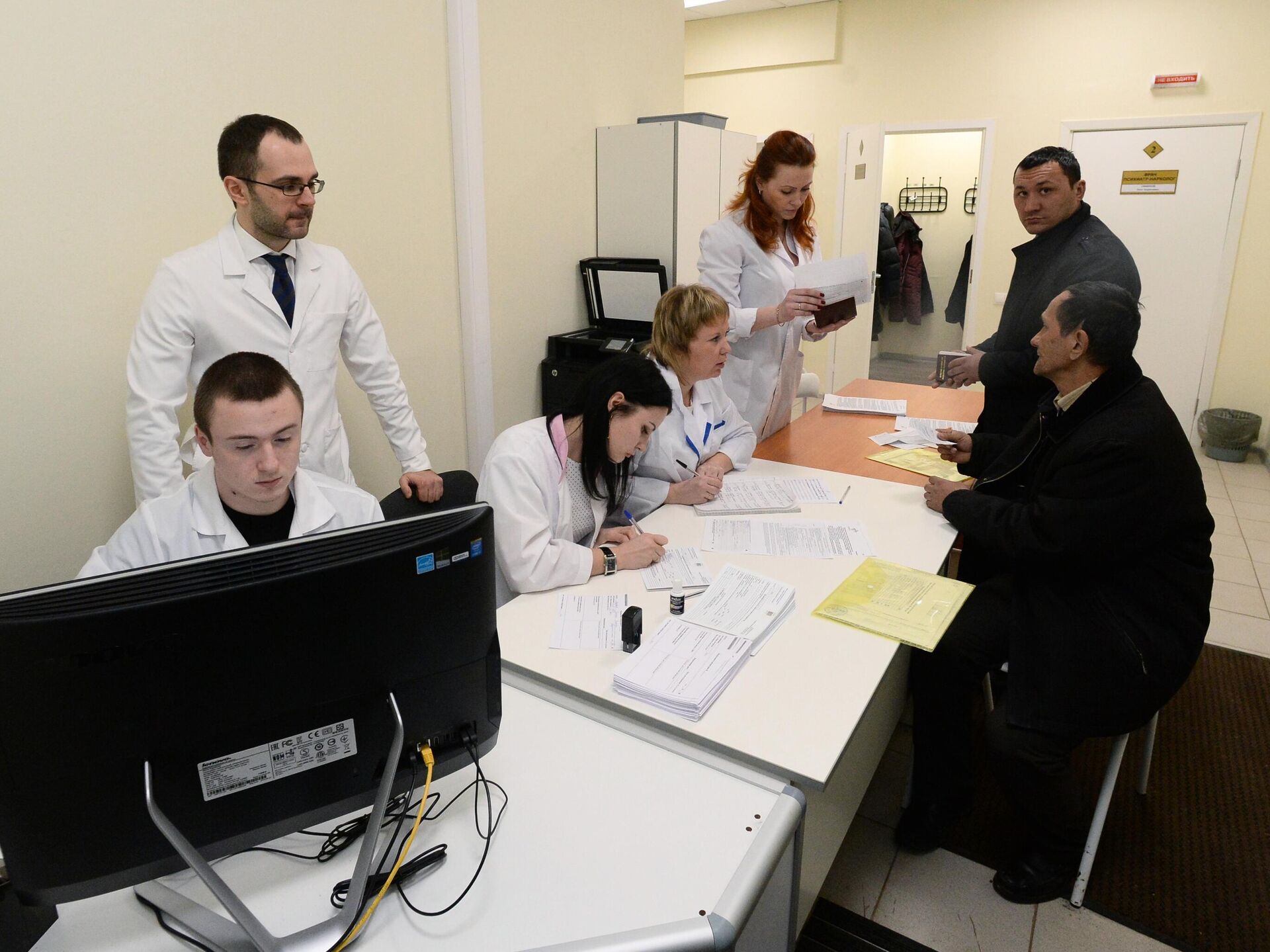 В РФ мигрантам могут продлить срок действия медицинского сертификата