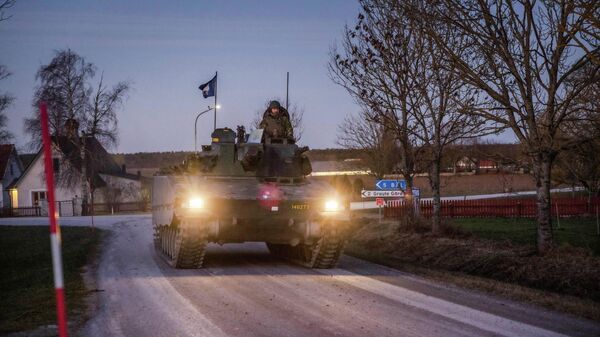 Готландский полк патрулирует дороги на танке  - Sputnik Таджикистан