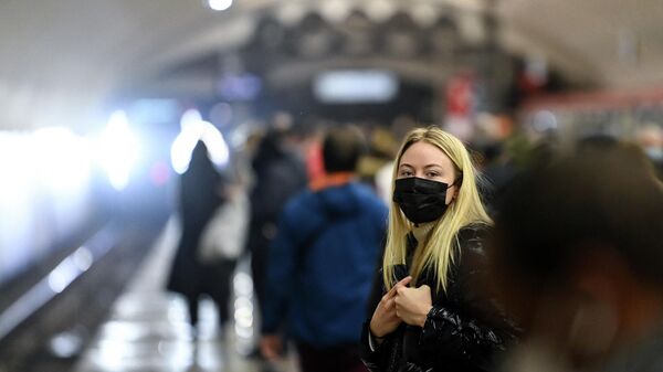 Девушка в маске в метро Москвы - Sputnik Таджикистан