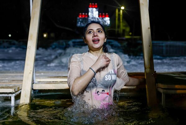 Женщина купается в ледяной воде во время празднования православного праздника Крещения Господня в Переславле-Залесском в Ярославской области. - Sputnik Таджикистан