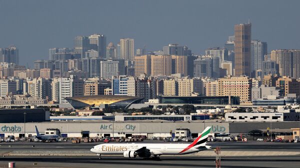 Самолёт авиакомпании Emirates в Дубае - Sputnik Тоҷикистон