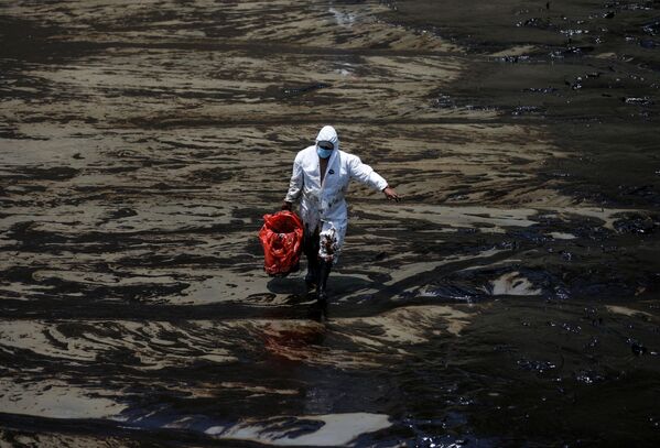 Разлив нефти произошел во время выгрузки с танкера из-за сильного морского волнения, вызванного недавним извержением в Тонга. - Sputnik Таджикистан