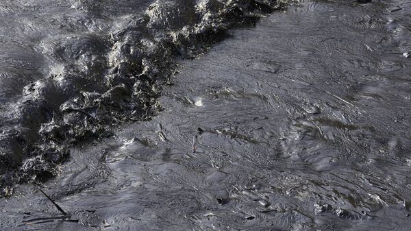 Нефть от разлива покрывает берег на пляже Каверо в Вентанилья, Кальяо, Перу - Sputnik Таджикистан