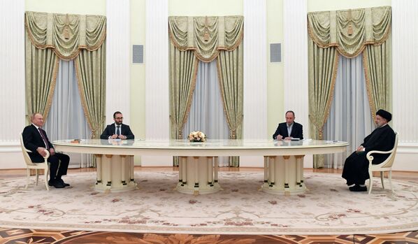 Президент России Владимир Путин беседует с президентом Ирана Ибрахимом Раиси во время встречи в Москве. - Sputnik Таджикистан
