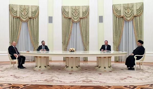 Владимир Путин, раисҷумҳури Русия бо Иброҳими Раисӣ, раиси Ҷумҳурии Эрон дар Маскав мулоқот кард. Владимир Путин, раисҷумҳури Русия бо Иброҳими Раисӣ, раиси Ҷумҳурии Эрон дар Маскав мулоқот кард. - Sputnik Тоҷикистон