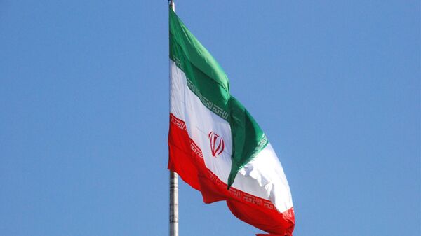 Флаг Ирана на одной из улиц Тегерана. - Sputnik Тоҷикистон