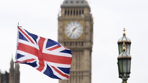 Флаг Великобритании на фоне Вестминстерского дворца - Sputnik Таджикистан