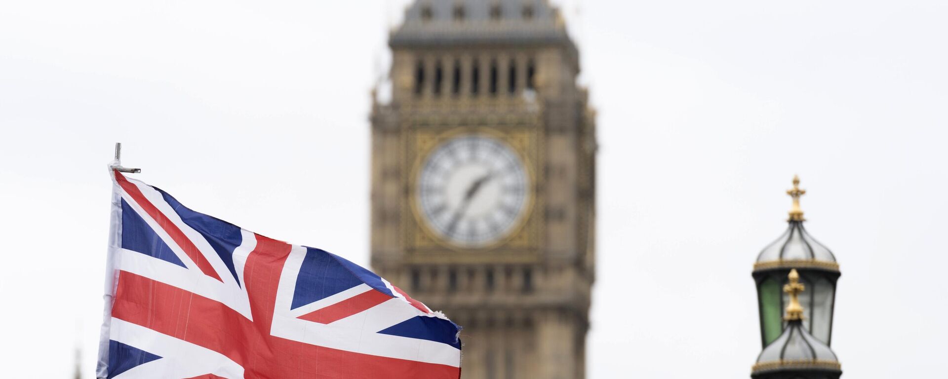 Флаг Великобритании на фоне Вестминстерского дворца - Sputnik Таджикистан, 1920, 10.01.2026