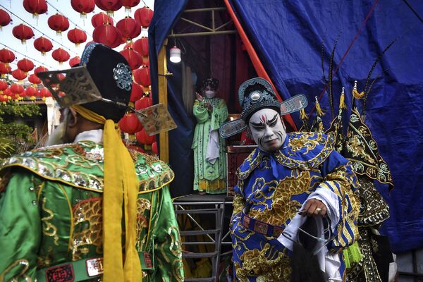 Исполнители традиционной китайской оперы из труппы Сай Йонг Хонг собираются за кулисами перед выступлением, посвященным предстоящему лунному Новому году в Бангкоке. - Sputnik Таджикистан