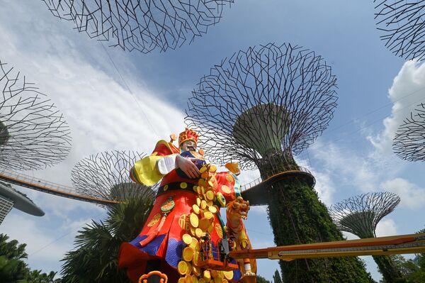 Рабочие завершают работу по оформлению фонаря &quot;Бог удачи&quot; для предстоящего празднования лунного Нового года в саду в Сингапуре. - Sputnik Таджикистан