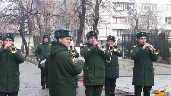 Российские саперы в Таджикистане поздравили ветерана инженерных войск - Sputnik Таджикистан