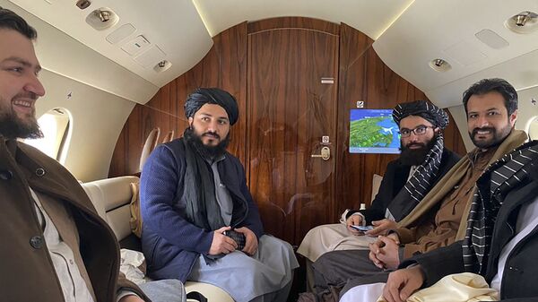 Представитель движения «Талибан» Анас Хаккани и делегаты, сидящие в самолете перед вылетом в Осло, в аэропорту Кабула - Sputnik Тоҷикистон