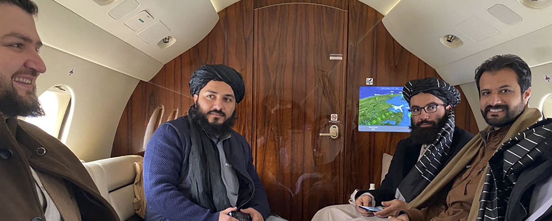 Представитель движения «Талибан» Анас Хаккани и делегаты, сидящие в самолете перед вылетом в Осло, в аэропорту Кабула - Sputnik Тоҷикистон, 1920, 23.02.2022