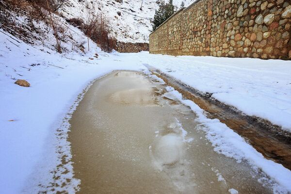 Замерзшая вода на горных дорогах похожа на щербет - присыпанная снегом как сахарной пудрой. - Sputnik Таджикистан